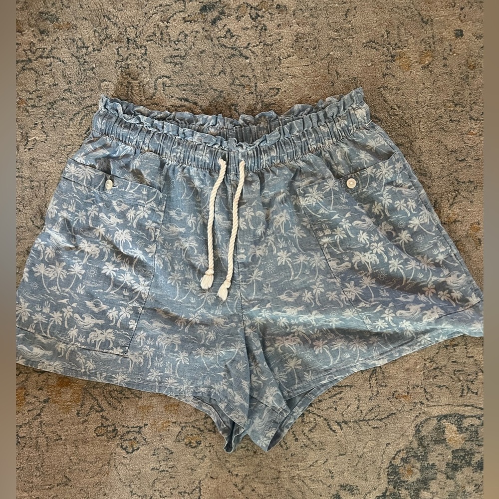 Super soft and cute elastic shorts with drawstring and two pockets on each side
